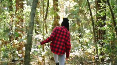 Ormanda yürüyen kız