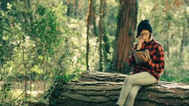 Dijital tablet kullanan kız