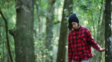 Ormanda yürüyen kız