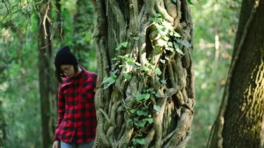 Ormanda yürüyen kız