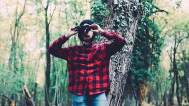 Kız ormanda dürbünlü