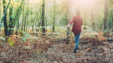 Ormanda yürüyen kız