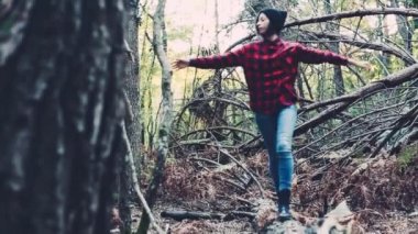 Gövde üzerinde yürüyen kız