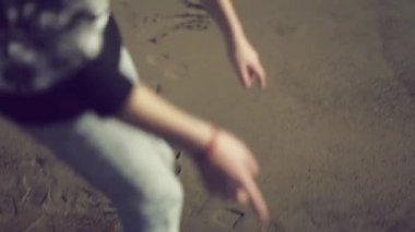 Kız kalbi kum üzerinde çizim