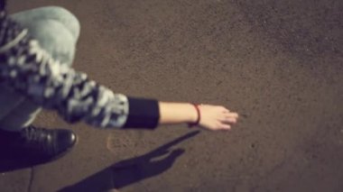 Kız kalbi kum üzerinde çizim