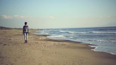 Teen kız Sahilde yürüyüş