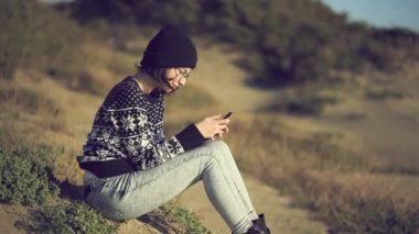 Sahilde Smartphone kullanan kız