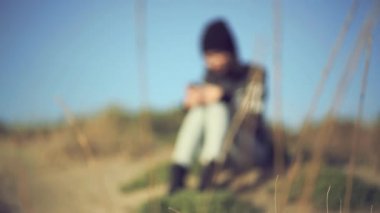 Sahilde Smartphone kullanan kız