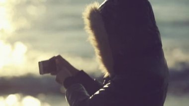 Sahilde Smartphone kullanan kız