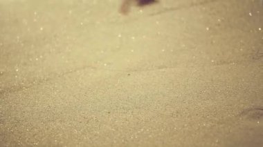 Kız kalbi kum üzerinde çizim