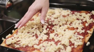 Kadın applaying peynirli pizza