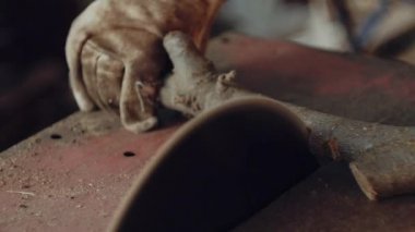 Adam yakacak odun testere ile kesme