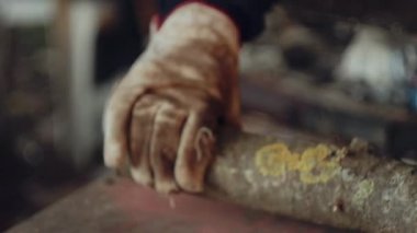 Adam yakacak odun testere ile kesme