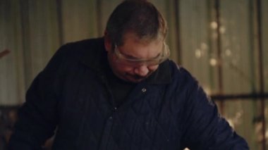 Adam yakacak odun testere ile kesme