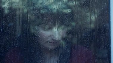 yağmurlu bir günde penceresinde arkasındaki kadın