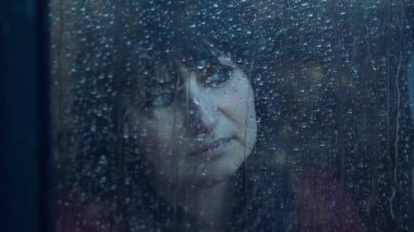 yağmurlu bir günde penceresinde arkasındaki kadın