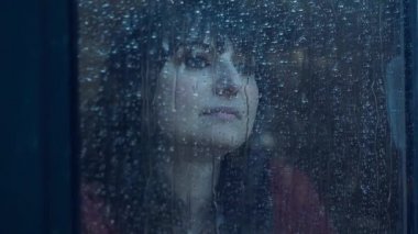 yağmurlu bir günde penceresinde arkasındaki kadın