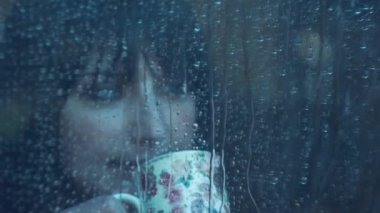 Sıcak bir iç içme içmek kadın