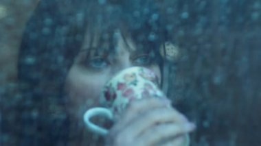 Sıcak bir iç içme içmek kadın