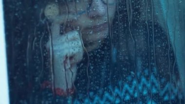 yağmurlu bir günde penceresinde arkasındaki kız