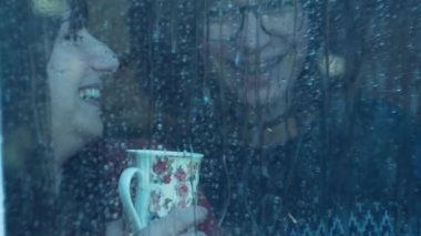 Anne ve kızı gülüyor.