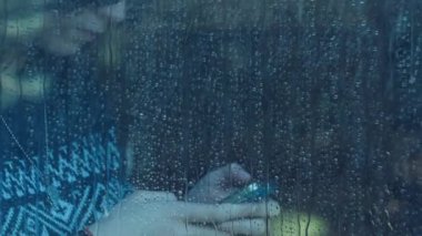 Akıllı telefon kullanan kız