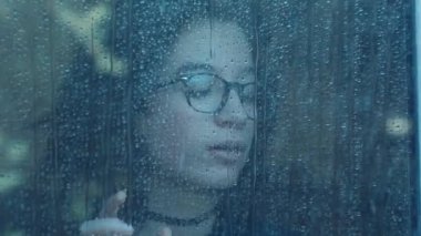 yağmurlu bir günde penceresinde arkasındaki kız