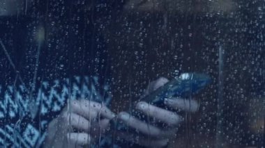 Akıllı telefon kullanan kız