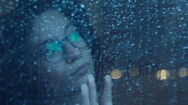 yağmurlu bir günde penceresinde arkasındaki kız