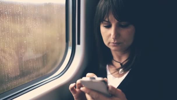 Mujer usando smartphone — Vídeo de stock