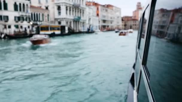 Boot navigiert durch die Kanäle von Venedig — Stockvideo