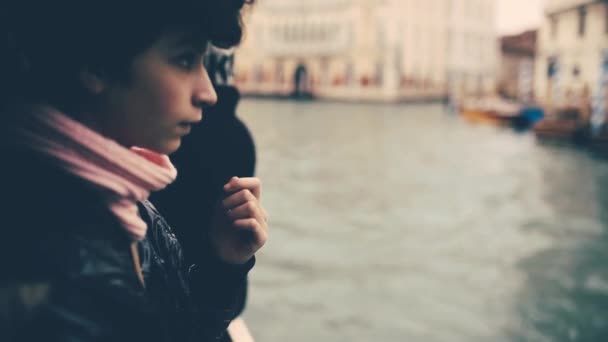 Menina navegando através de Veneza — Vídeo de Stock