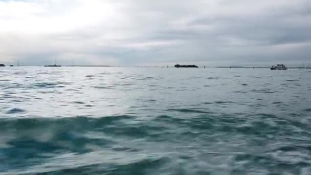 Boot navigiert durch die Lagune von Venedig — Stockvideo