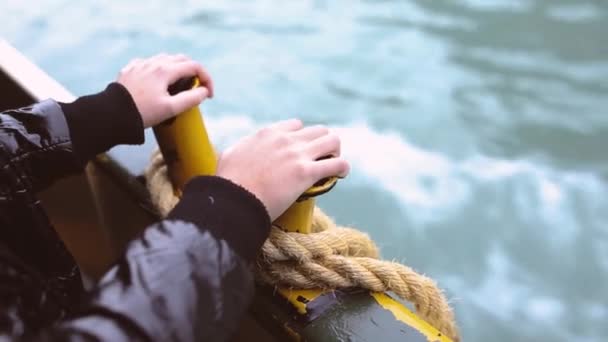 Fille naviguant à travers Venise — Video