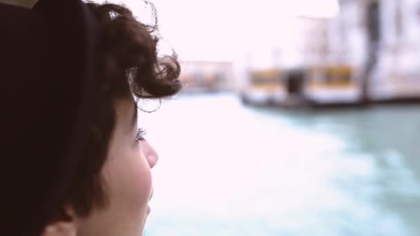 Chica navegando por Venecia — Vídeos de Stock