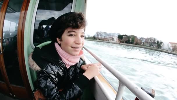 Fille naviguant à travers Venise — Video