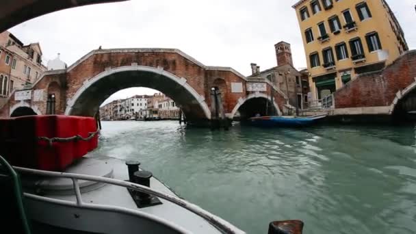 Barco navegando através de canais de Veneza — Vídeo de Stock