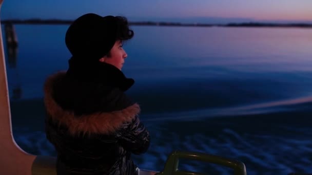 Flicka navigera genom Venedig — Stockvideo