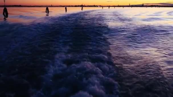 Barco navegando através de canais de Veneza — Vídeo de Stock