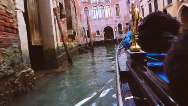 Góndola navegando en Venecia — Vídeo de stock