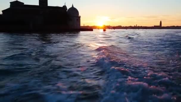 Boot navigeren door grachten van Venetië — Stockvideo