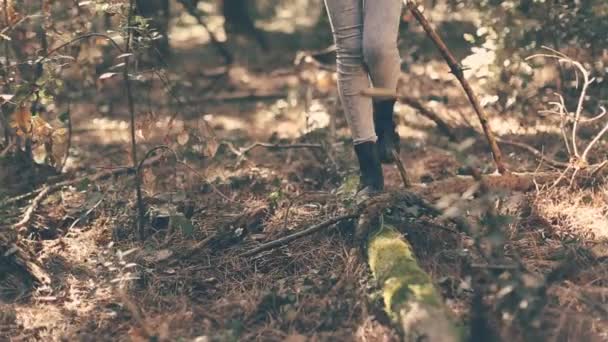 Chica caminando en tronco — Vídeos de Stock