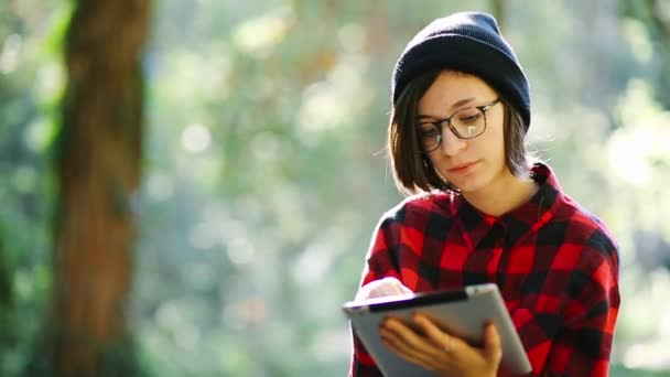 Girl using digital tablet — Stock Video