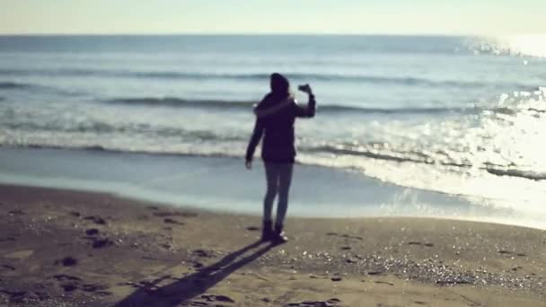 Flicka med foto på stranden — Stockvideo