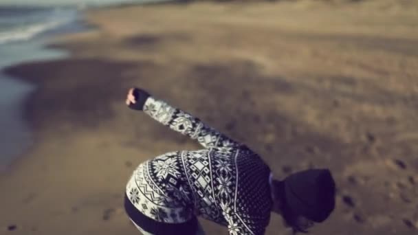 Menina desfrutando da natureza na praia — Vídeo de Stock