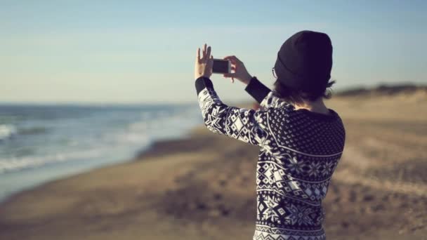 Chica tomando fotos en la playa — Vídeos de Stock