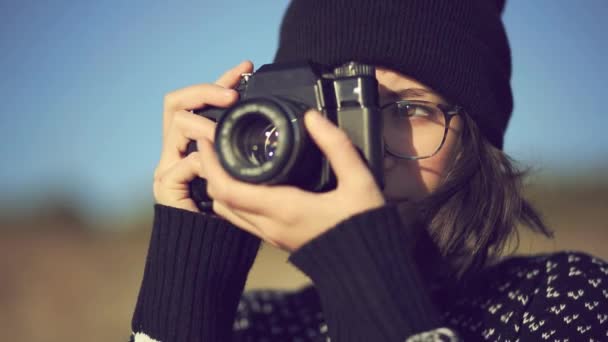 Chica tomando foto con cámara de película — Vídeo de stock