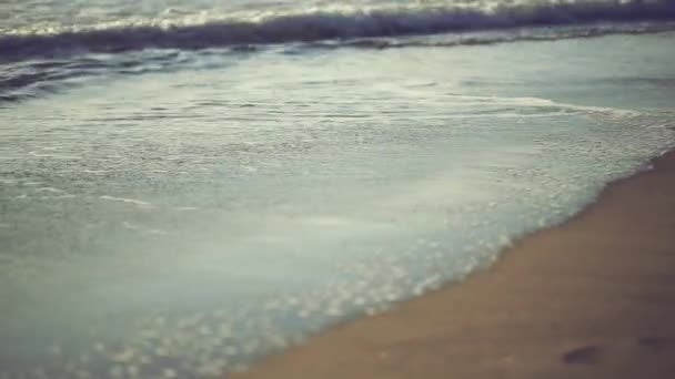 Olas en la costa durante el día — Vídeo de stock