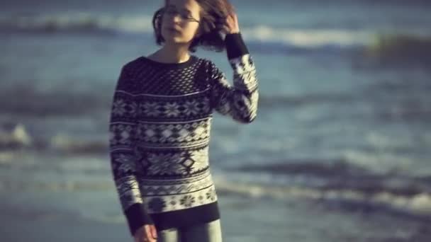 Девушка, наслаждающаяся природой на пляже — стоковое видео
