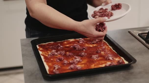 Mulher tocando salsicha na pizza — Vídeo de Stock